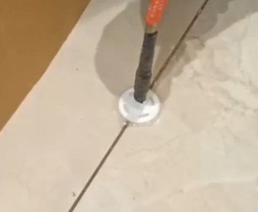 盂县瓷砖空鼓维修公司专业解答瓷砖在铺贴过程中，如果没有涂抹均匀到位的粘结材料（如水泥砂浆或瓷砖胶），可能会导致以下问题